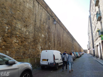 旧市街を覆う高い城壁