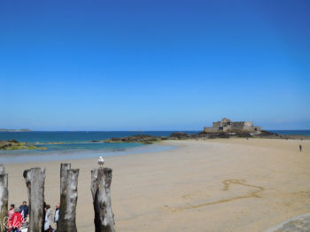 サン・マロの青い空と砂浜